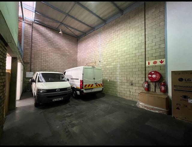 195M² WAREHOUSE TO LET IN STRIJDOMPARK